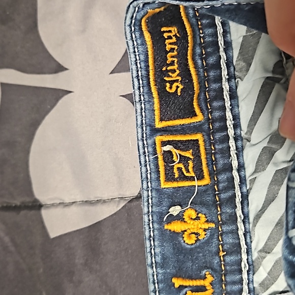 A pair of Size 27 Rock Revival skinny jeans - Picture 4 of 14